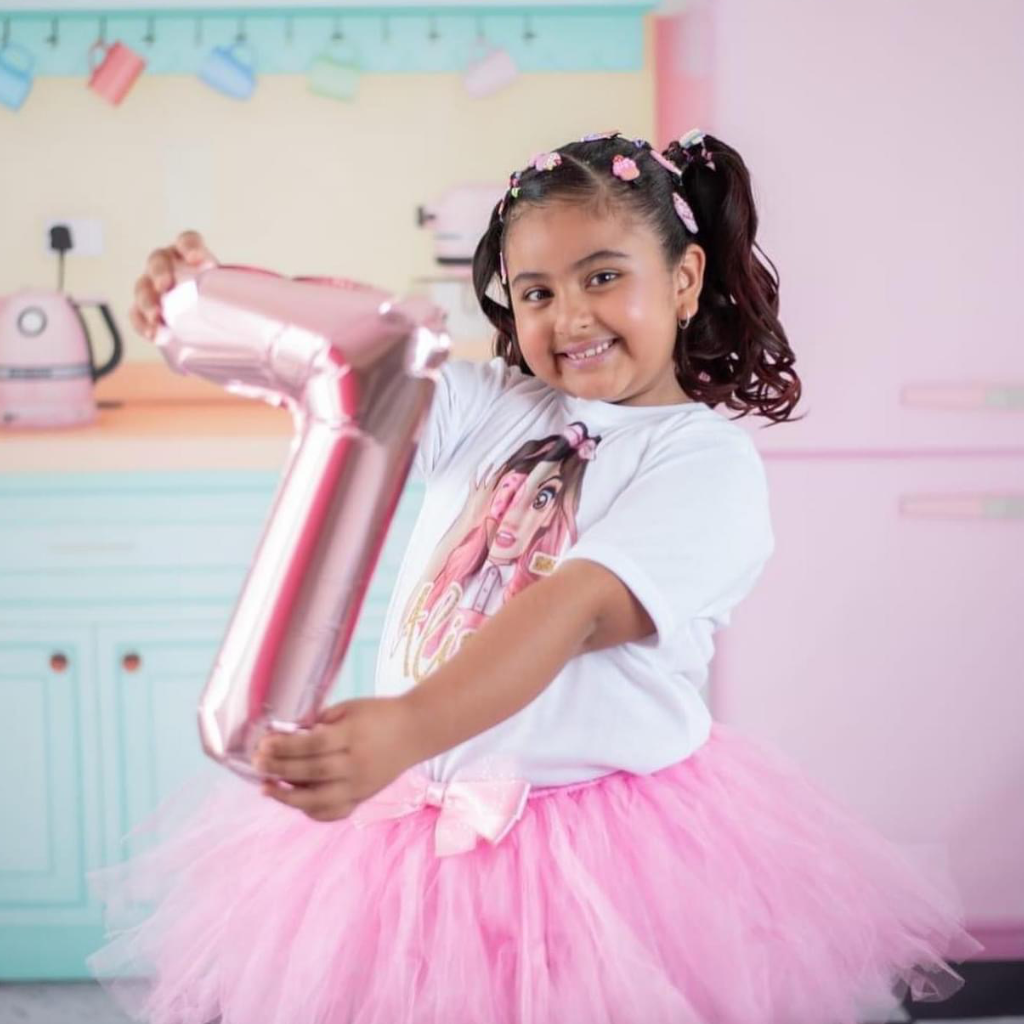 Sesión de fotos cliente de conjunto tutú rosa y playera personalizado de mis pastelitos